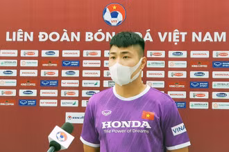Đội trưởng Đặng Văn Tới trả lời phỏng vấn trước buổi tập đầu tiên của ĐT U22 Việt Nam. (Ảnh: VFF)