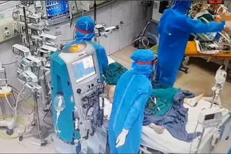Các bác sĩ thức xuyên đêm điều trị cho bệnh nhân.