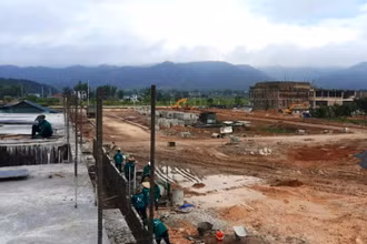 Nhà thầu đang tập trung đẩy nhanh tiến độ dự án xây dựng điểm TĐC số 1 tại tổ 10, phường Thanh Trường, thành phố Điện Biên Phủ.