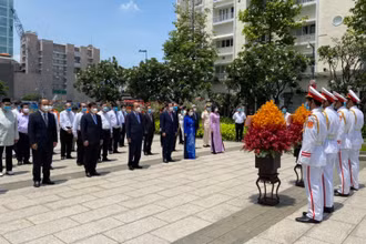 Chủ tịch nước Nguyễn Xuân Phúc và đoàn đại biểu Thành phố dâng hoa tại Công viên Tượng đài Chủ tịch Hồ Chí Minh.