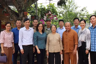 Bà Nguyễn Thị Kim Anh (áo xanh, hàng đầu), Vụ trưởng Pháp chế, Bộ NN-PTNT thăm mô hình sản xuất liên kết chăn nuôi thỏ New Zealand tại thôn Định Cương, xã Xuân Lai, huyện Gia Bình, tỉnh Bắc Ninh.