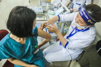 Hà Nội thực hiện tiêm vaccine cho lực lượng tuyến đầu phòng, chống dịch.