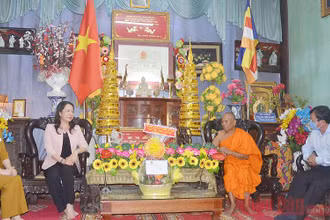 Phó Chủ tịch nước Võ Thị Ánh Xuân phát biểu tại buổi chúc mừng lễ Phật đản tại chùa Âng vào chiều 21-5.