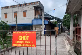 Xóm Trại, tổ dân phố Tây Kênh, thị trấn Cổ Lễ, huyện Trực Ninh (Nam Định) được gỡ bỏ phong toả sau 21 ngày không phát sinh ca bệnh mới. 