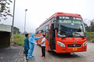 Lập chốt kiểm dịch tại các “cửa ngõ” giao thông ra vào địa phương để thực hiện khai báo y tế, kiểm soát Covid-19, ở tỉnh Lào Cai.