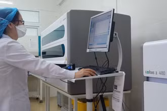CDC Thái Bình đang “làm ngày, làm đêm” để đẩy nhanh tiến độ xét nghiệm Covid-19 liên quan đến đền Tiên La, huyện Hưng Hà
