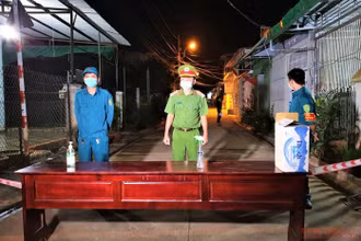 Ban Chỉ đạo phòng, chống dịch phường Tân Thành, TP Buôn Ma Thuột đã phong tỏa cách ly y tế tại hẻm 189/1 Mai Hắc Đế. 