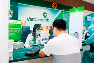 Hình ảnh giao dịch tại Vietcombank trong bối cảnh Covid-19.