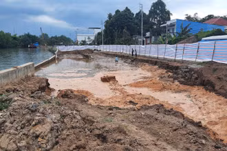 Đê bao bê-tông sụt lún, cát tràn ra ngoài tạo thành một cái hố rất to.