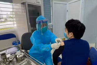Tiêm vaccine Covid-19 tại một bệnh viện ở Hà Nội. (Ảnh: ĐT)