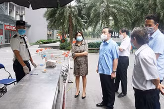 Phó Chủ tịch UBND thành phố Hà Nội Chử Xuân Dũng kiểm tra công tác phòng, chống dịch tại tòa nhà Park 11 khu đô thị Vinhomes Times City.