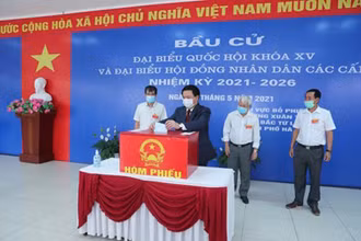 Ủy viên Bộ Chính trị, Giám đốc Học viện Chính trị Quốc gia Hồ Chí Minh, Chủ tịch Hội đồng Lý luận Trung ương Nguyễn Xuân Thắng bỏ phiếu tại Khu vực bỏ phiếu số 7.