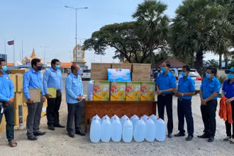 Ủy ban MTTQVN tỉnh và các ban, ngành, đoàn thể tổ chức trao tặng quà, hỗ trợ phòng, chống dịch Covid-19 cho chính quyền 2 tỉnh Svay Rieng và Prey Veng (Campuchia).