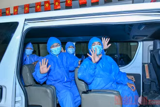 Các bác sĩ trước khi lên đường thực hiện nhiệm vụ. Ảnh: Duy Linh