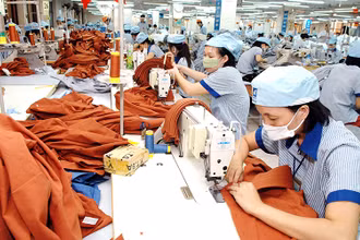 Đơn hàng tới tấp đến với doanh nghiệp dệt may.