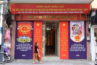Khu vực bỏ phiếu tại ngôi nhà lịch sử 48 phố Hàng Ngang được trang hoàng rực rỡ trước ngày bầu cử. Ảnh: Duy Linh