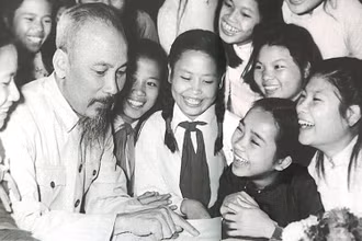Sinh thời, Bác Hồ luôn dành tình cảm đặc biệt cho thiếu niên, nhi đồng. (Ảnh tư liệu)