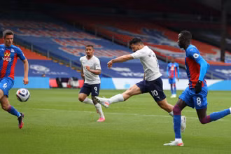 Man City chạm tay vào cúp.