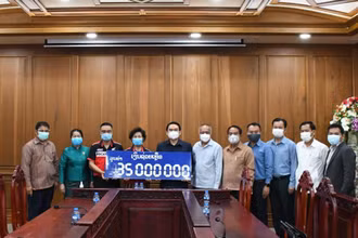 Bí thư, Tỉnh trưởng tỉnh Champasak Vilayvong Butdakham (thứ 5 từ trái qua) nhận ủng hộ của Hội người Việt Nam tỉnh Champasak. (Nguồn: Tổng Lãnh sự quán Pakse)