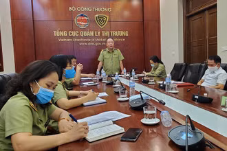 Tổng cục trưởng Quản lý thị trưởng Trần Hữu Linh phát biểu tại cuộc họp.