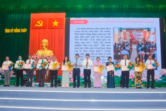 Lãnh đạo tỉnh tặng Bằng khen của UBND tỉnh cho các tập thể.