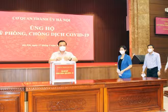 Thường trực Thành ủy Hà Nội ủng hộ Quỹ phòng, chống dịch Covid -19 của thành phố.