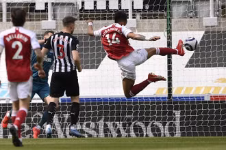 Pha ghi bàn cho Arsenal của Aubameyang (áo đỏ-trắng, số 14).