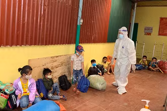Học sinh ở xã Si Pa Phìn, huyện Nậm Pồ, Điện Biên, thuộc đối tượng F1 đang chờ làm thủ tục vào cách ly tập trung (Ảnh minh họa: Lê Lan).