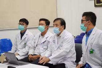 Các bác sĩ Bệnh viện Chợ Rẫy hội chẩn trực tuyến với Bệnh viện đa khoa tỉnh Quảng Nam. (Ảnh BVCC)
