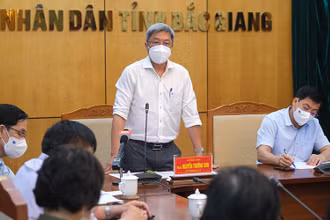 Thứ trưởng Y tế Nguyễn Trường Sơn làm việc với tỉnh Bắc Giang đêm 15-5.
