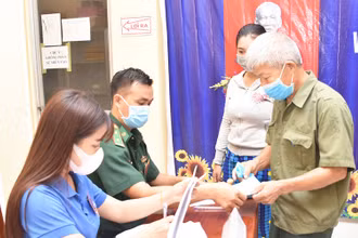 Cử tri Nghệ An nhận phiếu bầu cử.