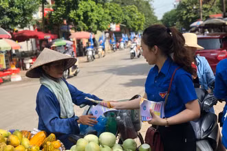 Người dân lao động tự do được cán bộ BHXH tư vấn, hướng dẫn về BHXH tự nguyện. Ảnh: Trung Tâm