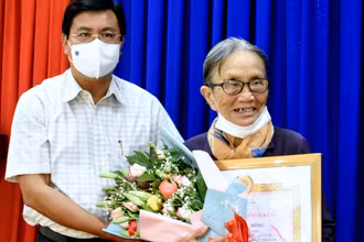 Bí thư Tỉnh uỷ Cà Mau trao huy Đảng 65 năm cho Đảng viên Nguyễn Thị Hồng.