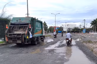 Một đoạn trên tuyến đường Nguyễn Trãi thuộc quốc lộ 63 sau cơn mưa nhỏ, chiều 18-5.