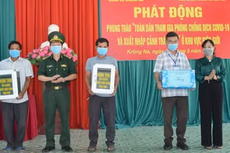 Lãnh đạo Bộ Chỉ huy Bộ đội biên phòng tỉnh Đắk Lắk tặng hòm thư tố giác xuất nhập cảnh trái phép và khẩu trang cho đại diện các thôn, buôn xã biên giới Krông Na.