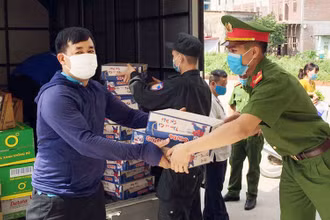Vận chuyển hàng cứu trợ cho công nhân tại huyện Việt Yên, Bắc Giang.
