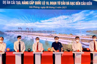 Chủ tịch Quốc hội Vương Đình Huệ cùng các đại biểu nhấn nút khởi công công trình cải tạo, nâng cấp quốc lộ 10.
