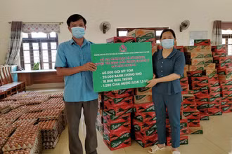 NHCSXH hỗ trợ người dân Nội Hoàng đang bị cách ly bởi dịch Covid-19.