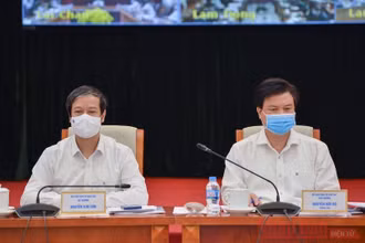 Bộ trưởng GD-ĐT Nguyễn Kim Sơn, Thứ trưởng GD-ĐT Nguyễn Hữu Độ lắng nghe đề xuất các đơn vi tại Hội nghị trực tuyến thi tốt nghiệp THPT 2021, sáng 27-5. Ảnh: QUÝ TÙNG