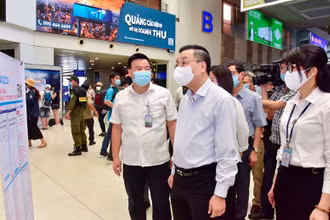 Chủ tịch UBND TP Chu Ngọc Anh kiểm tra công tác phòng, chống dịch Covid-19 tại Cảng Hàng không quốc tế Nội Bài.