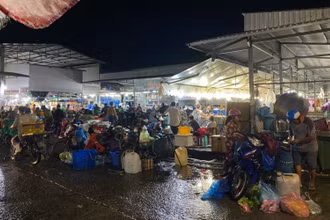 Chợ đầu mối thủy hải sản vẫn hoạt động bình thường, mặc dù bị đình chỉ xả thải vì giấy phép hết hạn.