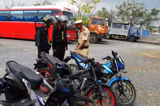 Lực lượng công an tạm giữ phương tiện của các đối tượng tham gia đua xe trái phép trên quốc lộ 51.