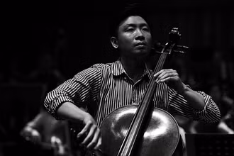 Nghệ sĩ cello Phan Đỗ Phúc sẽ trình diễn tại chương trình hòa nhạc. Ảnh: Hanoigrapevine.