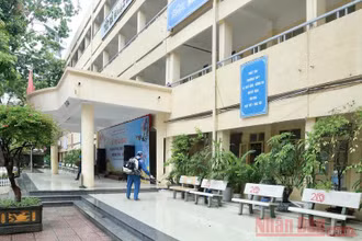 Phun khử khuẩn tại trường học để phòng chống dịch Covid-19. Ảnh: DUY LINH