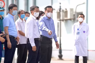 Chủ tịch UBND TP Hà Nội Chu Ngọc Anh đi kiểm tra công tác phòng, chống dịch.