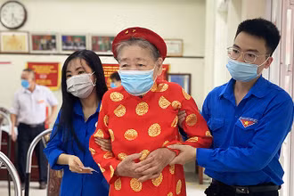 Ngay từ sáng sớm, nhiều tình nguyện viên huyện Bắc Từ Liêm đã có mặt ở các điểm bầu cử, hỗ trợ cử tri cao tuổi bầu cử đại biểu Quốc hội khóa XV và đại biểu HĐND các cấp nhiệm kỳ 2021-2026.