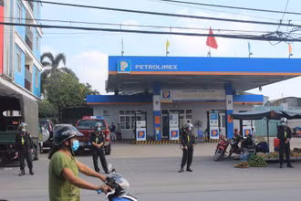 Lực lượng công an phong tỏa để phục vụ khám xét cửa hàng kinh doanh xăng dầu Trảng Dài.
