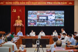 Quang cảnh Hội nghị trực tuyến sáng 27-5, tại điểm cầu Bộ GD-ĐT.