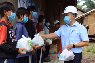 Cán bộ, công nhân Điện lực Kon Rẫy tặng các phần quà nhân dịp Quốc tế Thiếu nhi 1-6 cho các cháu làng Đăk Nghen, xã Đăk Pne, huyện Kon Rẫy.