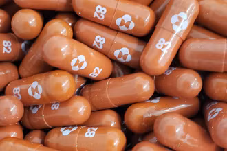 Một viên thuốc điều trị Covid-19 thử nghiệm, mang tên molnupiravir, do Merck và Ridgeback Biotherapeutics phát triển. Ảnh: Reuters.